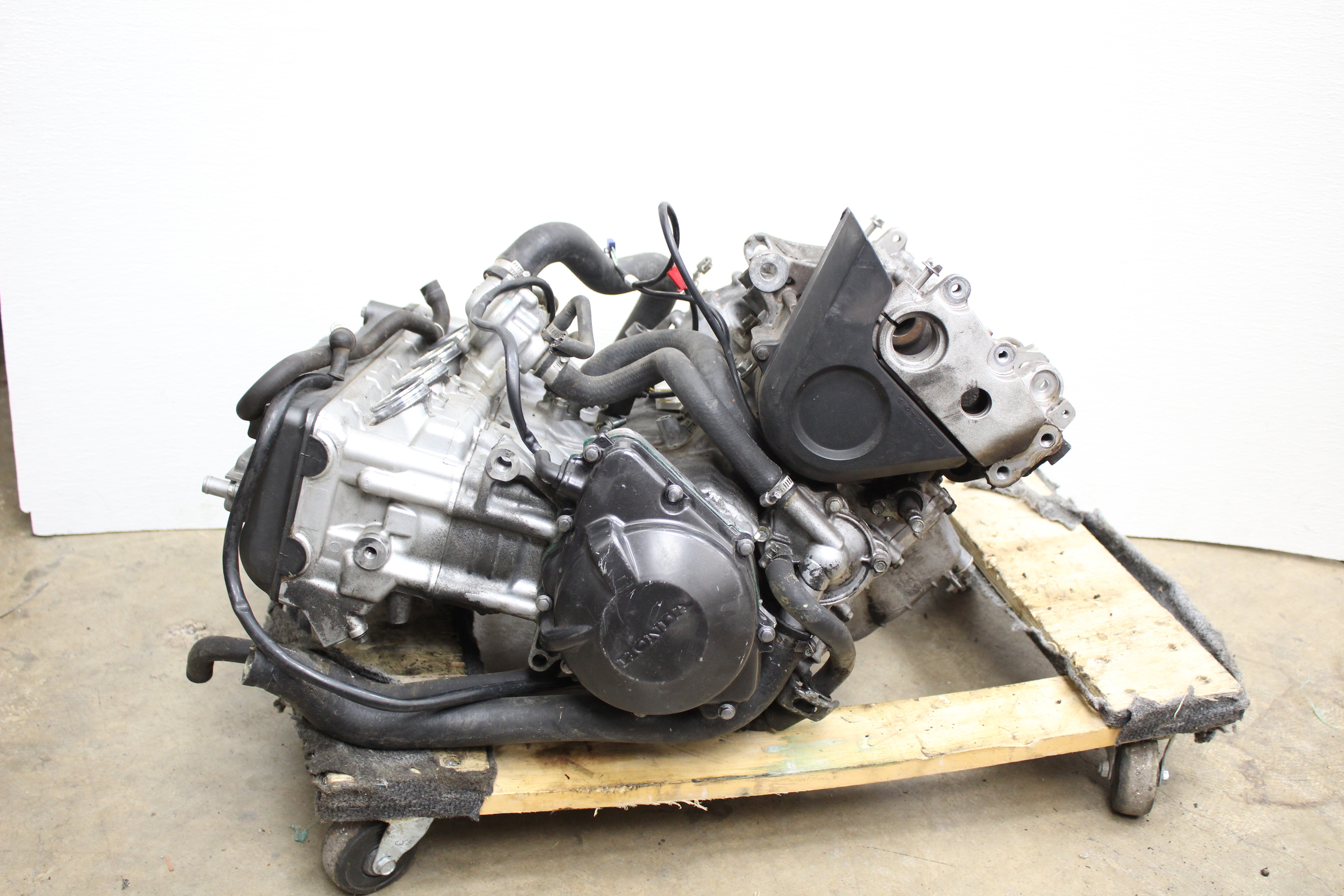 Honda OEM, Engine Motor Complete For Parts/Rebuild Honda CBR929RR 00-01 OEM